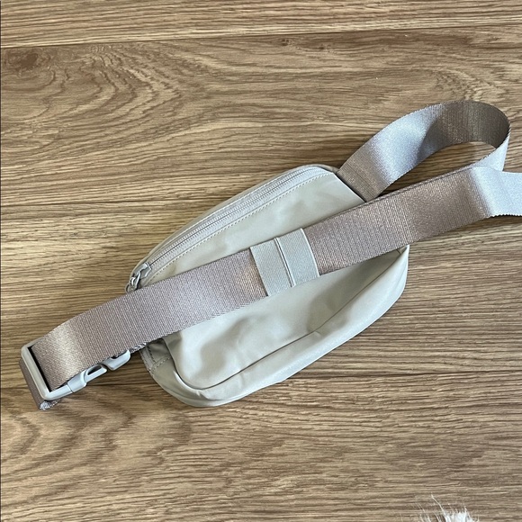 Lululemon Athletica Light Gray Belt Bag - Picture 10 of 10